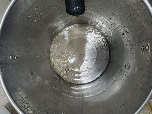 도봉동 하수구막힘 정화조와 연결 배관의 점검 위치를 확인하는 장면